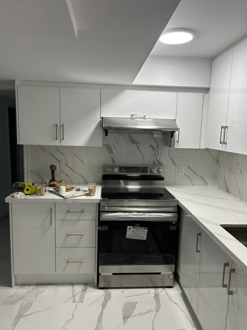 Kitchen & Cabinets